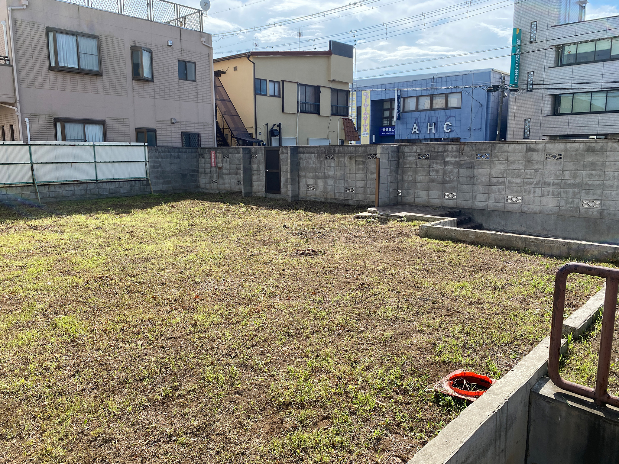 夏の空き地の草刈り＆草の処分運搬＆除草剤散布作業を行ないました