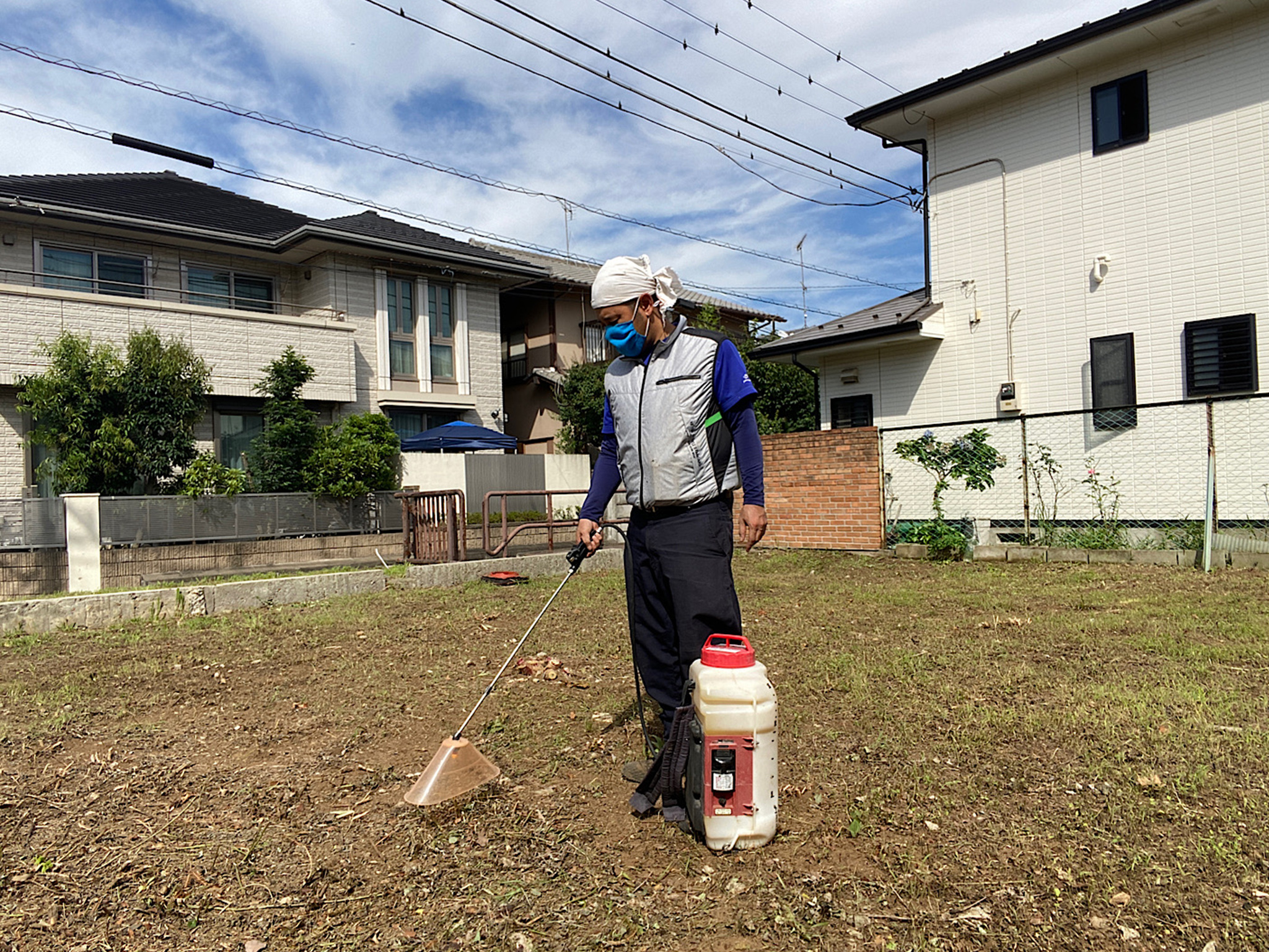 夏の空き地の草刈り＆草の処分運搬＆除草剤散布作業を行ないました