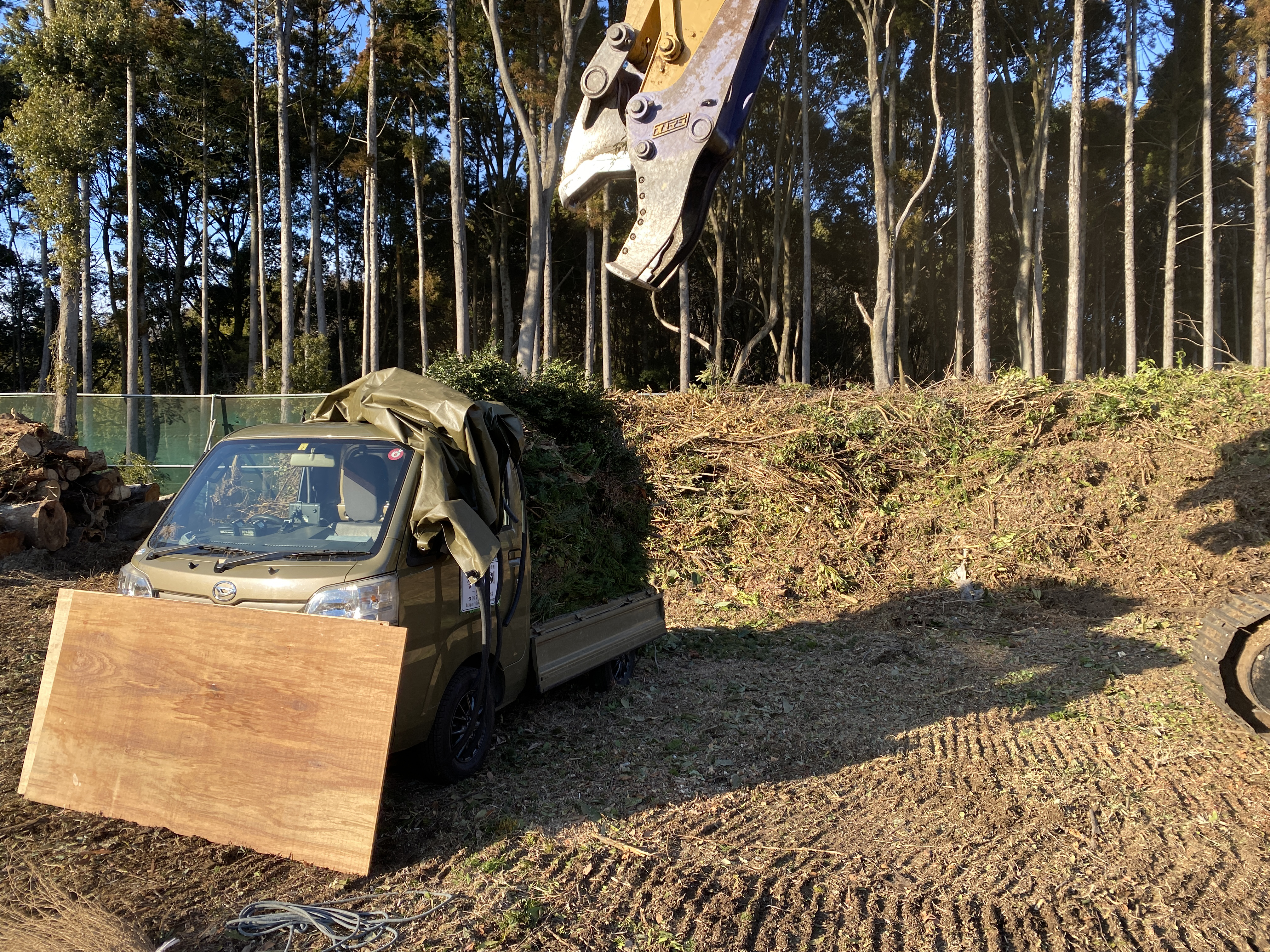 ユンボでの大量発生した枝の荷下ろし