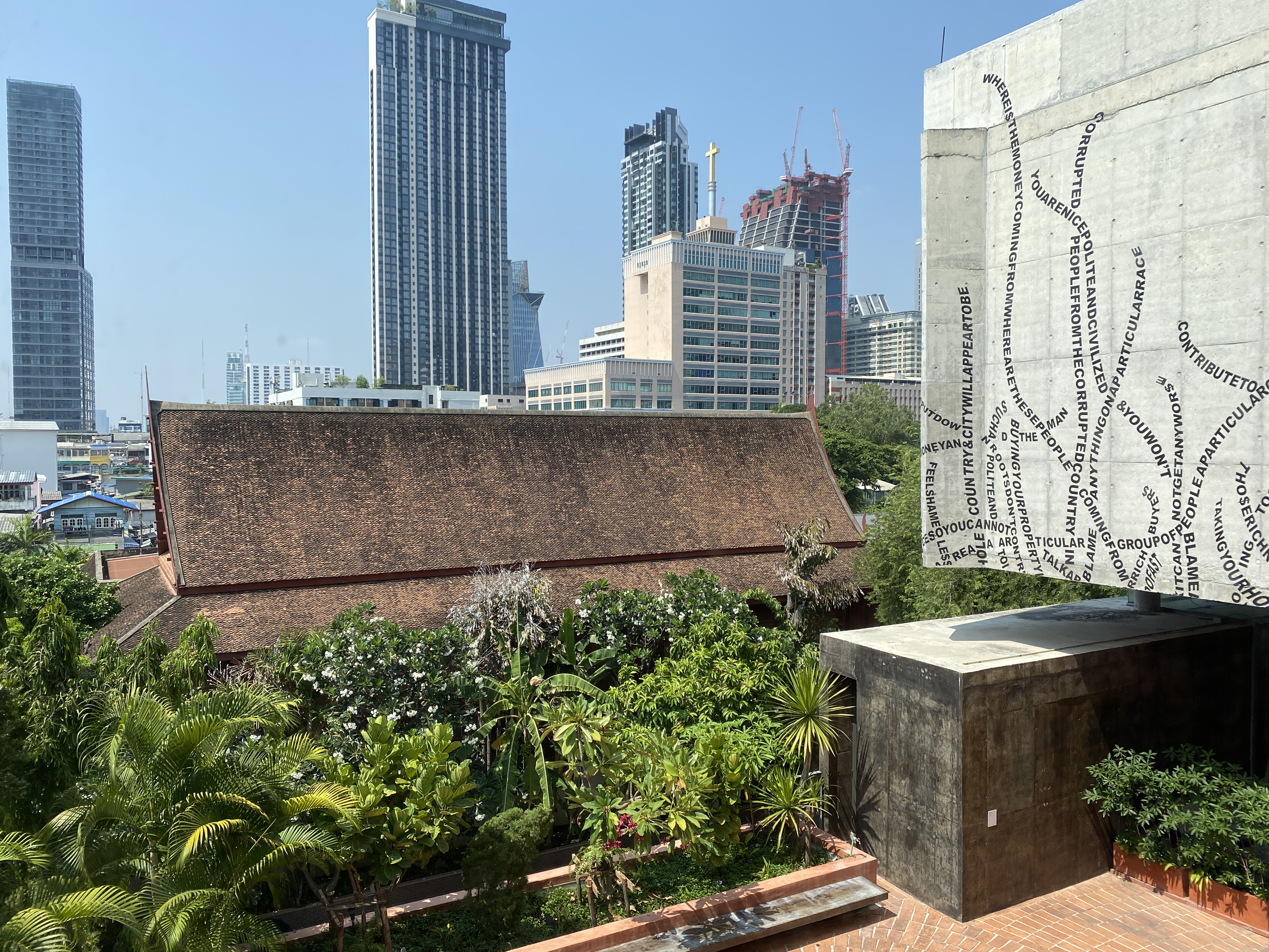 大都市タイ・バンコクの癒しの庭園アート