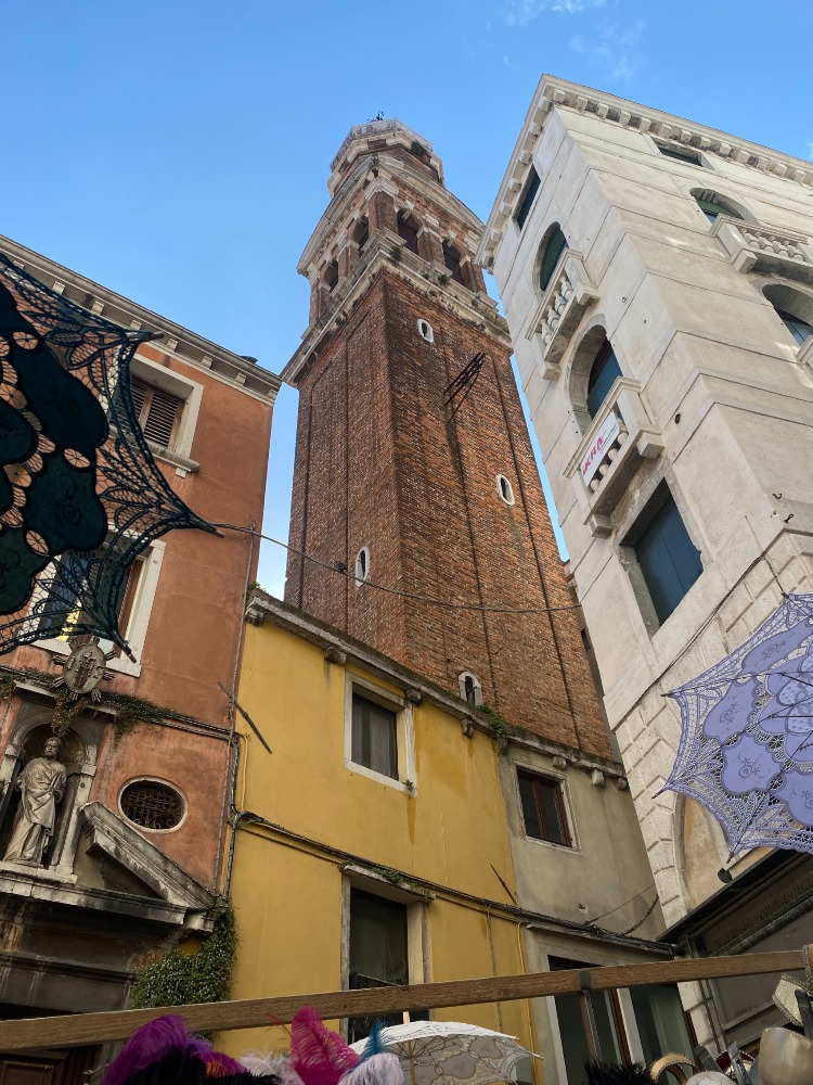 イタリア・ヴェネチアの古い街並み風景と植栽