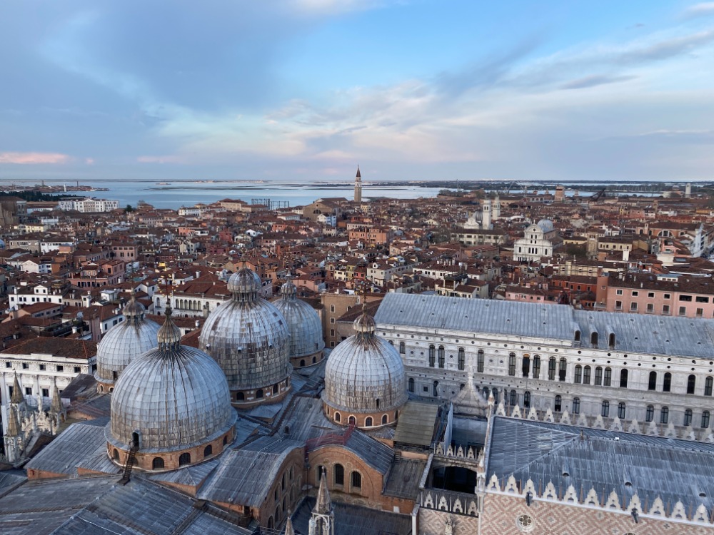 イタリア・ヴェネチアの古い街並み風景と植栽