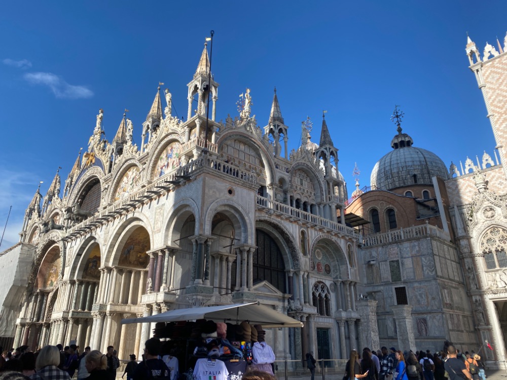 イタリア・ヴェネチアの古い街並み風景と植栽